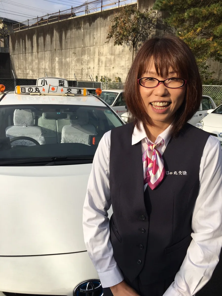 日の丸交通の制服を着た乗務員